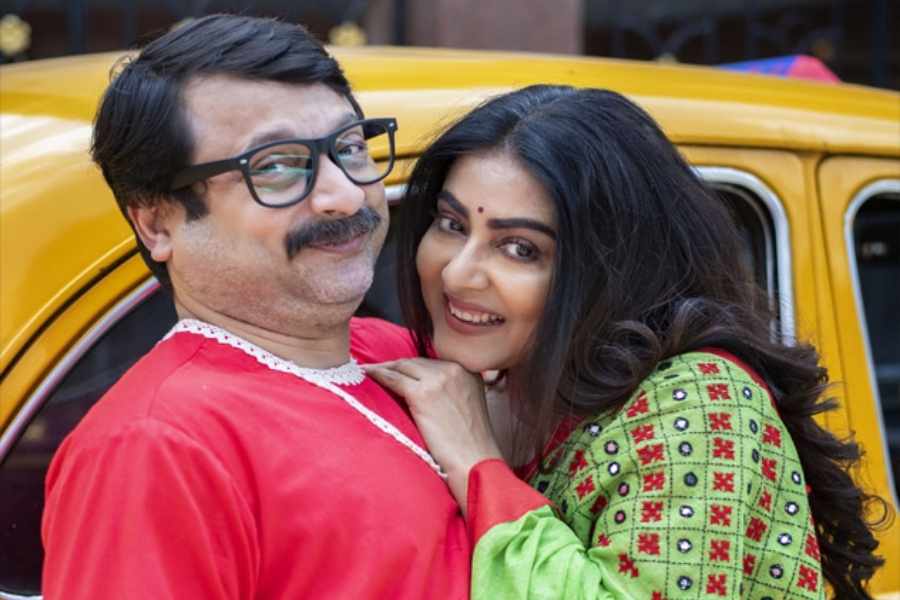 যুগলে তো বলছেন ‘‘ ছেড়ে যাবে সব দুঃখ, কষ্ট, গ্লানি, ফ্লু, কারণ ডিসেম্বরে লাল্টু মিতালী নিয়ে আসছে ‘হামি-২’"। অপেক্ষায় আমরা।