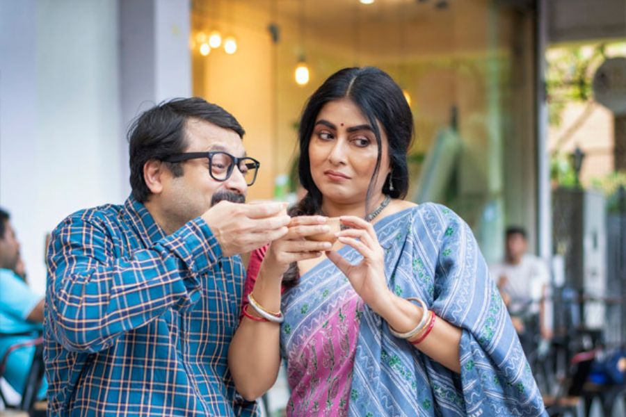 মডেল: শিবপ্রসাদ মুখোপাধ্যায়, গার্গী রায়চৌধুরী শাড়ি: কনিষ্ক, সংস্কৃতি শিবপ্রসাদের পোশাক ও স্টাইলিং: অনুপম চট্টোপাধ্যায় রূপটান: বাবুসোনা কেশসজ্জা: গিনি ছবি: সহেলী দাস মুখোপাধ্যায়  স্থান: কনিষ্ক ভাবনা ও পরিকল্পনা: শ্যামশ্রী সাহা