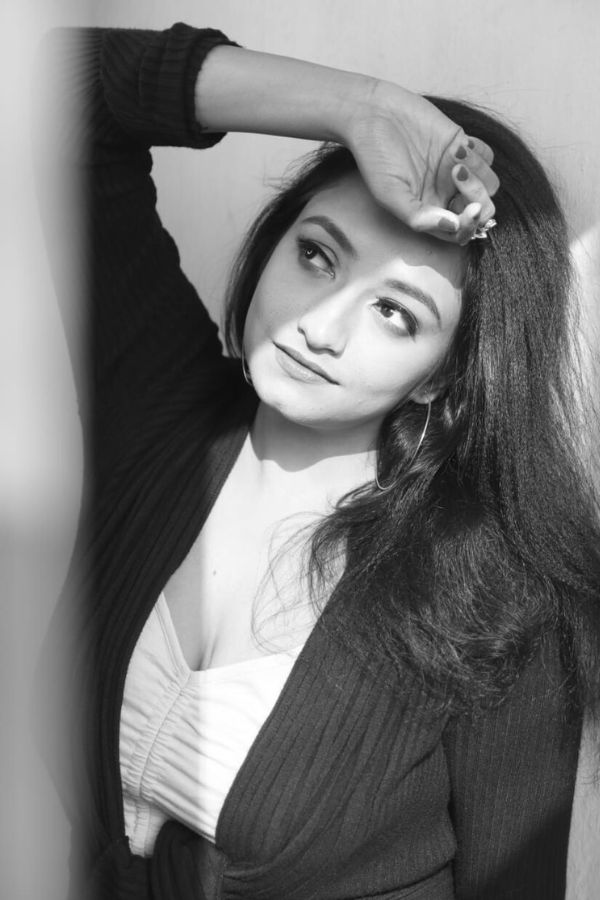 পঞ্চমীতে কী পরবেন, ভেবে পাচ্ছেন না? চিন্তা কিসের? এই পুজোয় কিনে ফেলুন সাদা ন্যুডল স্ট্র্যাপ বা ট্যাঙ্ক টপ। সঙ্গে পরুন কালো রঙের শ্রাগ। 