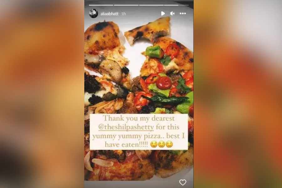 রবিবাসরীয় সকালে সুস্বাদু পিৎজা পৌঁছে গেল ‘গঙ্গুবাই’-এর বাড়ি। 