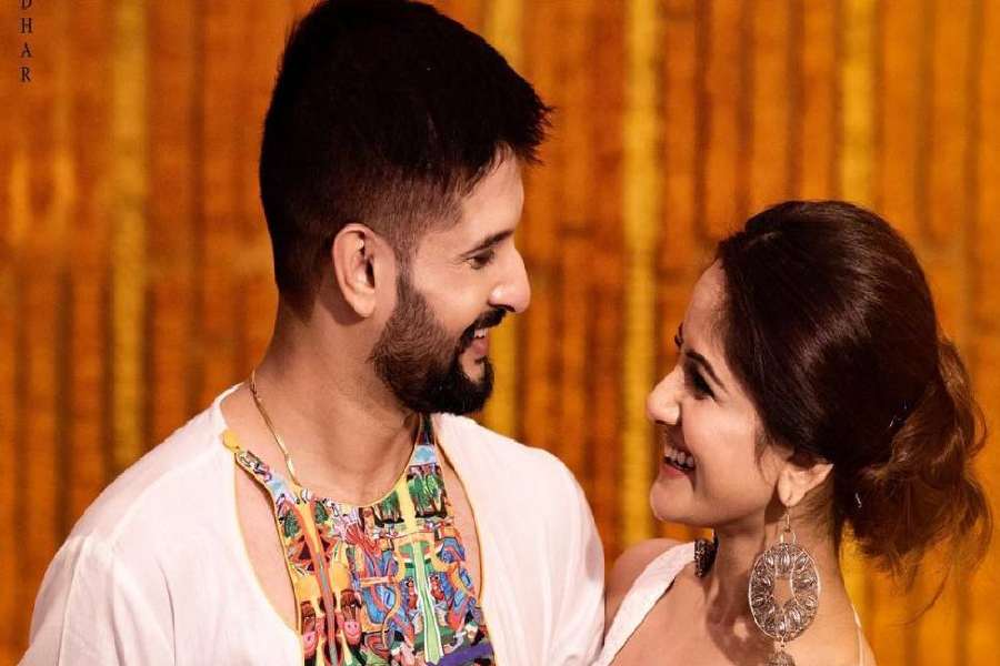 সব বউ-ই তাঁদের বরকে নিয়ে একটু পজেসিভ হয়। 