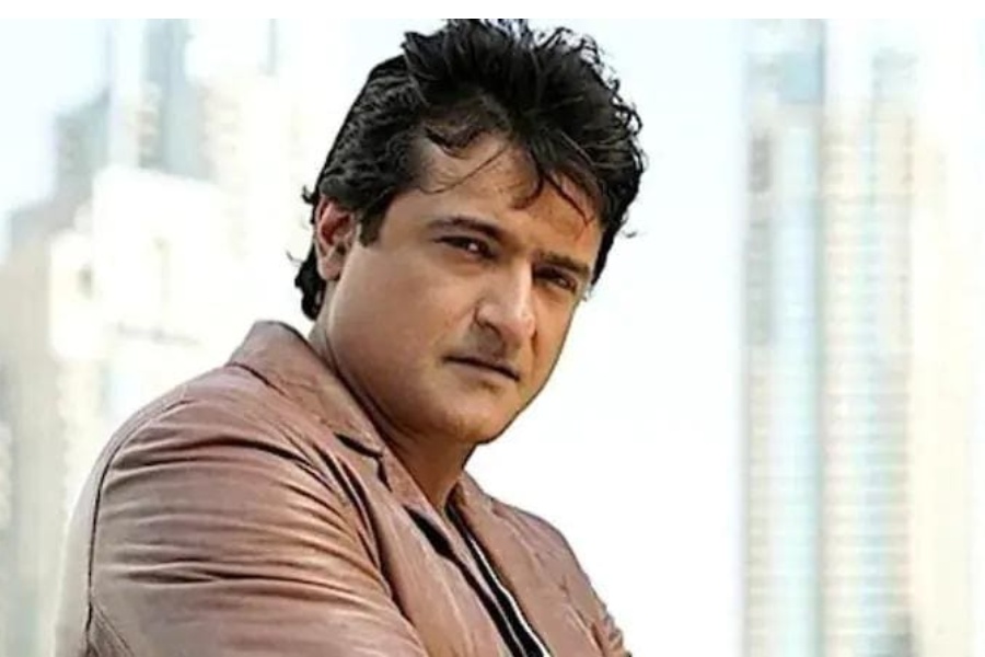 তাঁর বাড়ি থেকে ১.২ গ্রাম মাদক উদ্ধার করা হয়। আরমানের বিরুদ্ধে অভিযোগ ওঠে, তিনি শুধু বেআইনি পদ্ধতিতে মাদক কিনতেনই না, তা বিক্রিও করতেন।