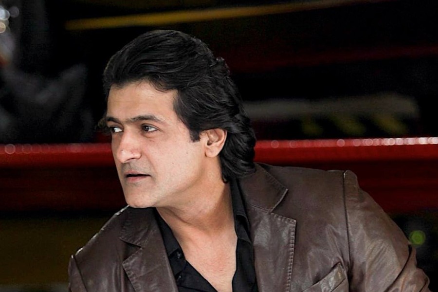 এর পরে তাঁর বাবার পরিচালনায় ‘বিদ্রোহী’ ছবিতে মুখ্য চরিত্রে অভিনয় করেন আরমান। এর পর দু’তিনটি ছবিতে অভিনয় করলেও তিনি জনপ্রিয় হয়ে উঠতে পারেননি।