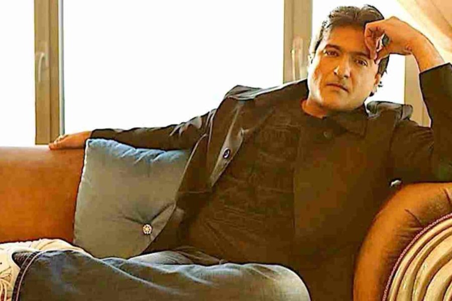 শ্যুটিংয়ের কাজও শুরু হয়ে গিয়েছিল। কিন্তু মাঝপথে কাজ ছেড়ে বেরিয়ে যান আরমান। তাঁর মনে হয়েছিল, যে ছবিতে ঋষি কপূরের মতো দক্ষ অভিনেতা রয়েছেন, সেখানে আরমান অভিনয় করলেও তাঁর কাজ কেউ দেখবেন না।