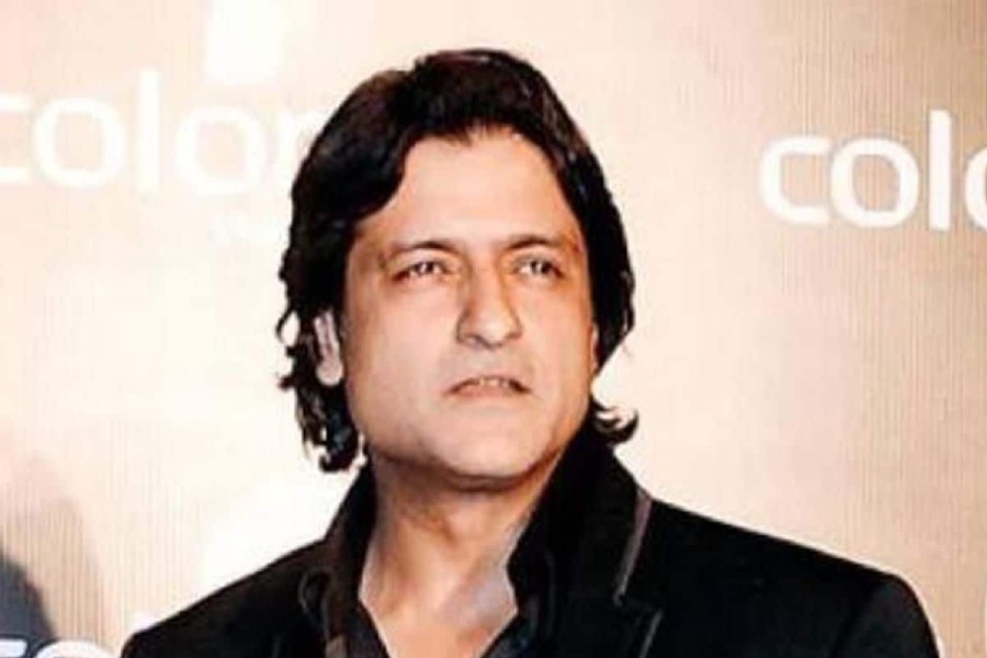 এর পর অভিনেত্রী নীরু রণধাওয়ার সঙ্গে সম্পর্কে জড়ান আরমান। নীরুর অভিযোগ, প্রায়ই তাঁর গায়ে হাত তুলতেন আরমান। অভিনেতার বিরুদ্ধে থানায় অভিযোগও দায়ের করেন নীরু। কিন্তু অর্থের অভাবে নীরু মামলা চালাতে না পারায় জামিনে ছাড়া পেয়ে যান আরমান।