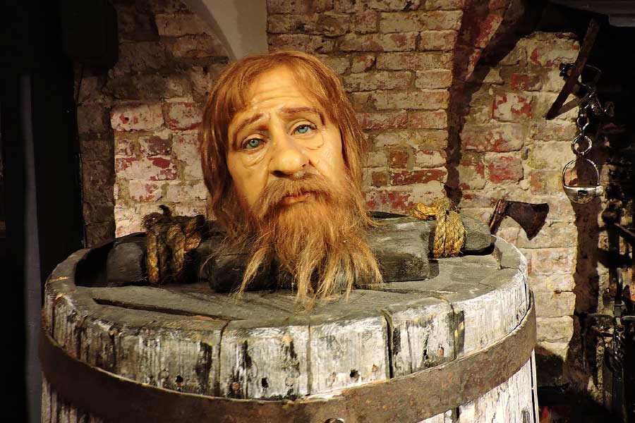 শরীরে মদের ব্যারেল গলিয়ে রাস্তা দিয়ে হেঁটে বেড়াচ্ছেন এক ব্যক্তি। ব্যারেলে তিন তিন খানা গর্ত। একটি গর্ত দিয়ে মাথা বার করা রয়েছে। অন্য দু’টি গর্ত রয়েছে পা গলানোর জন্য।