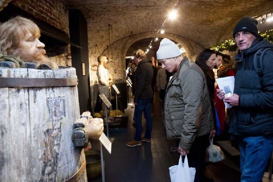 মজার ছলে নয়, বরং শাস্তি হিসাবে সারা শহর এই ব্যারেল শরীরে গলিয়ে হাঁটতে হত এক সময়। অপরাধ, প্রয়োজনের তুলনায় অতিরিক্ত মদ্যপান করা।