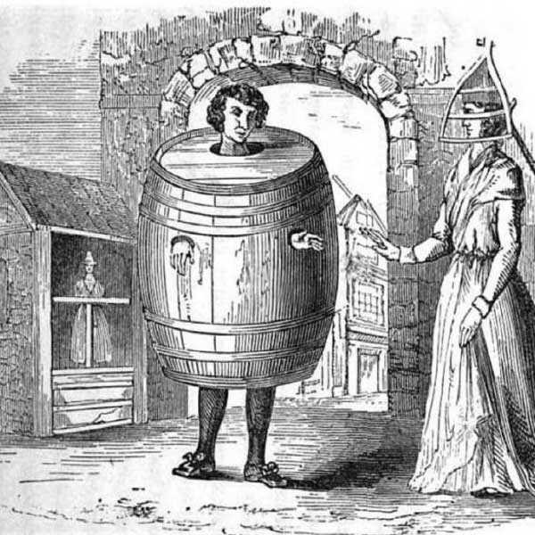 অপরাধী যখন এই ব্যারেলের মধ্যে গা গলিয়ে হাঁটতেন, তখন ব্যারেলের সমস্ত ভার তাঁর ঘাড়ের উপর পড়ত। এই ভারী ওজনের ব্যারেল এত ক্ষণ বয়ে নিয়ে যাওয়া কষ্টসাধ্য ছিল।