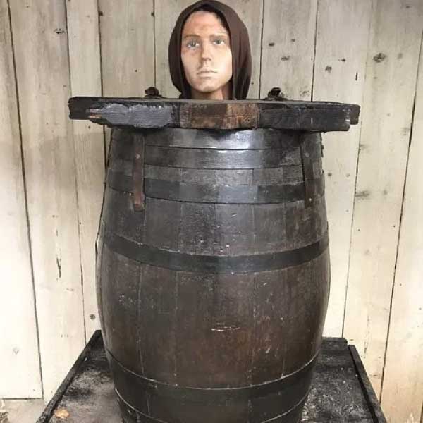 ১৬৫৫ সালে ইংল্যান্ডে অলিভার ক্রমওয়েলের শাসন চলাকালীন যে এল হাউসগুলিতে মদ বিক্রি করা হত, সেগুলি বন্ধ করে দিতে শুরু করেন। এমনকি, অভিজাত এলাকাতেও এল হাউসের উপর কড়া নজরদারি রেখেছিলেন তিনি।