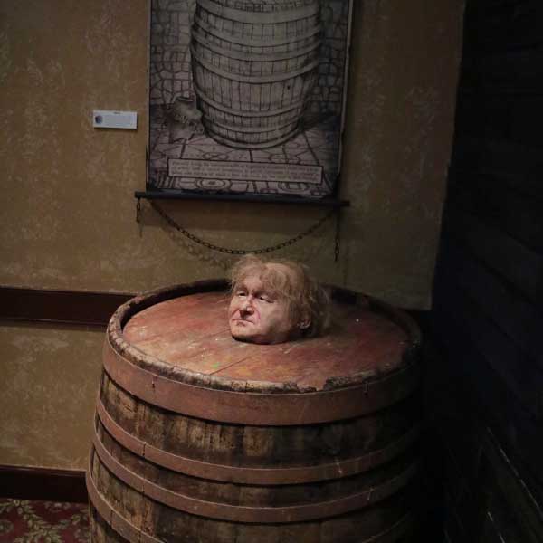 এই শাস্তির প্রচলন এতই বেড়ে যেতে থাকে যে একে অনেকে ‘নিউ ফ্যাশন ক্লোক’ বলতেন।