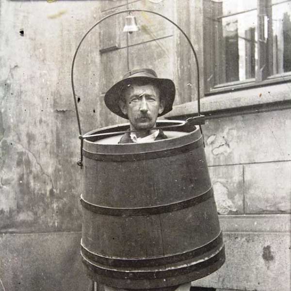 আমেরিকার গৃহযুদ্ধ চলাকালীন সৈনিকরা কোনও অপরাধ করলে তাঁদের শাস্তি দিতেও এই পন্থা অবলম্বন করা হত।