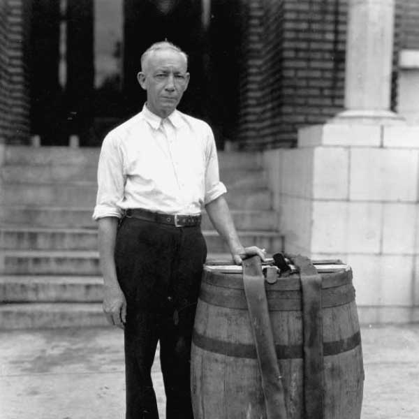 জানা যায়, উনবিংশ এবং বিংশ শতাব্দীতে আমেরিকার কয়েকটি জেলেও বন্দিদের এই শাস্তি দেওয়া হত।