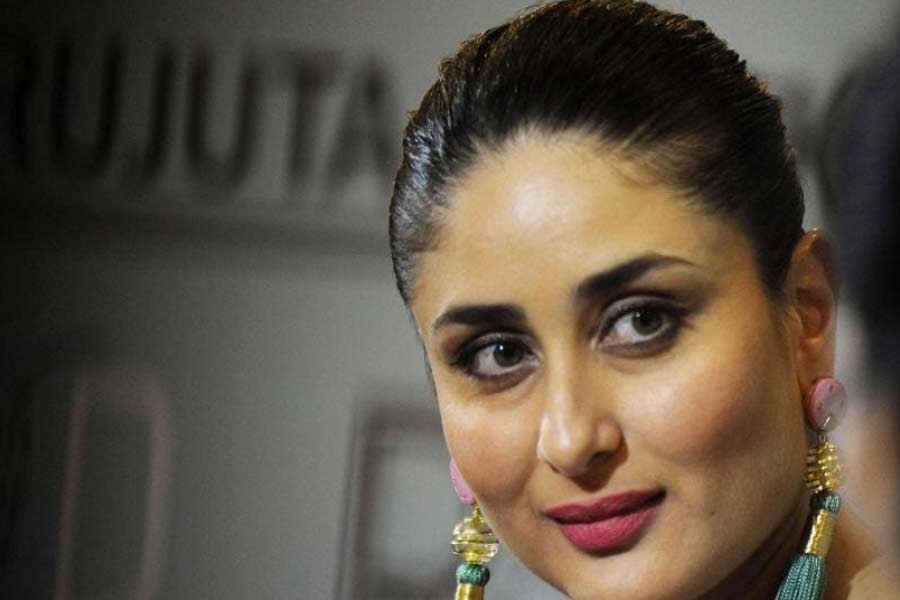 কেরিয়ারে এর কোনও প্রভাব পড়তে পারে, এমনটাই ভেবেছিলেন অভিনেত্রী। পরে একটি সাক্ষাৎকারে করিনা পরিচালকের বিরুদ্ধে মন্তব্যও করেন।