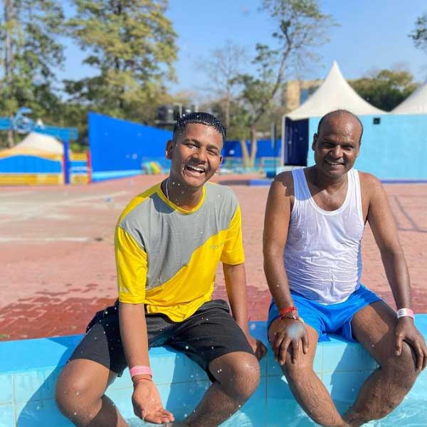 ছোটবেলায় জামশেদপুরেরই একটি সরকারি স্কুলে পড়াশোনা করেন সাওয়ান। টাকার অভাবে দামি বেসরকারি স্কুলে ছেলেদের ভর্তি করাবেন, সেই সাধ্যি সাওয়ানের বাবার ছিল না।