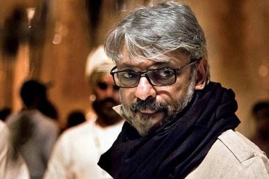 করিনা জানান, সঞ্জয় ভীষণ বিভ্রান্ত স্বভাবের। তাঁর জীবনে কোনও আদর্শ নেই। সঞ্জয় যদি কোনও দিন রাজ কপূর অথবা গুরু দত্তের মতো পরিচালকও হয়ে যান, তবুও করিনা তাঁর সঙ্গে কাজ করবেন না, এমনটাও দাবি করেন নায়িকা।