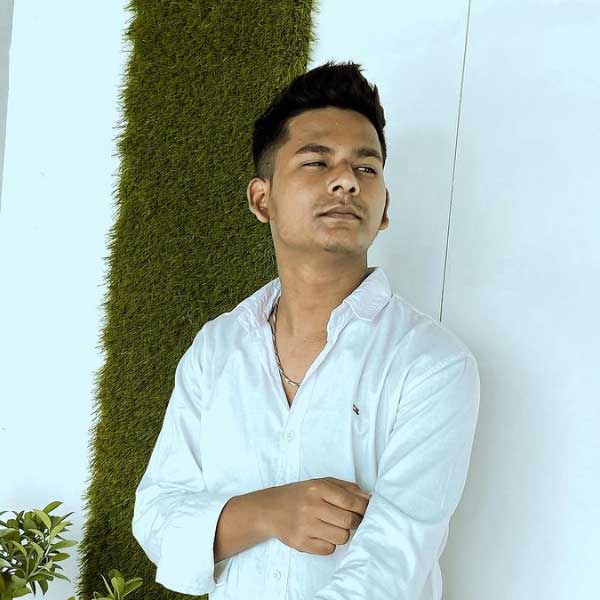 ইচ্ছা হলেই তো হয় না। ছেলেকে দামি স্মার্টফোন কিনে দেবেন সেই সামর্থও তাঁর বাবার ছিল না। সাওয়ান নিজেই কষ্ট করে একটি সেকেন্ডহ্যান্ড মোবাইল জোগাড় করেন।