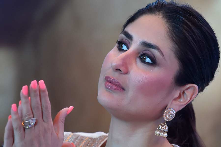 এই মন্তব্য করার পর বলিপাড়ায় শোরগোল শুরু হয়। করিনার পরিবারের তরফে অভিনেত্রীকে বোঝানোও হয় যে, ইন্ডাস্ট্রিতে আসার পরে পরিচালকের বিরুদ্ধে এমন কথা বলে ভুল করেছেন তিনি। ভুল বুঝতে পেরে বিষয়টি হালকা করার চেষ্টা করেন করিনা।