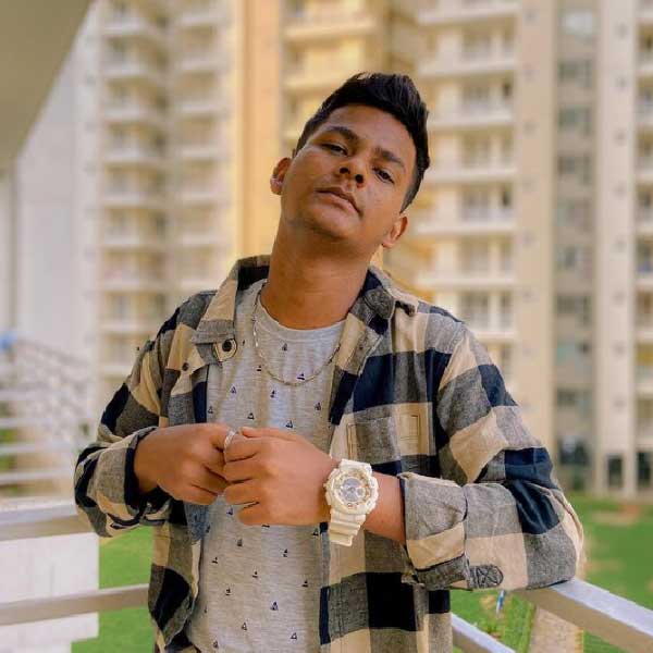 সেই থেকে পথ চলা শুরু। ছোট ছোট ভিডিয়ো বানিয়ে তা টিকটকে পোস্ট করতে শুরু করেন সাওয়ান। অন্য কোনও বিষয়ের থেকে নিজের পরিবারের আর্থিক অবস্থার কথা টিকটকে বেশি করে তুলে ধরেন তিনি।