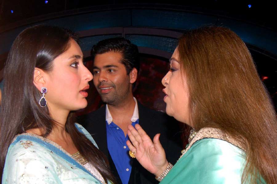 অভিনেত্রী জানান, কিরণ খেরের ছেলের জন্মদিনের অনুষ্ঠানে গিয়েছিলেন করিনা। সেখানে উপস্থিত ছিলেন সঞ্জয়ও। কিরণ নিজে থেকেই করিনাকে সঞ্জয়ের কাছে নিয়ে যান এবং দু’জনের ভাব করিয়ে দেন।