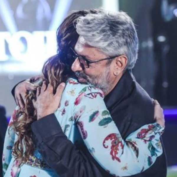 ‘‘আমি আর সঞ্জয় সে দিন দু’জন দু’জনকে জড়িয়ে ধরি। আমাদের অনেক কথাও হয়। এখন আর আমাদের মধ্যে কোনও ভুল বোঝাবুঝি নেই। ‘দেবদাস’ই তো সঞ্জয়ের শেষ ছবি নয়, এর পরেও আরও ছবি পরিচালনা করবেন তিনি। আমি আশা করি সঞ্জয় একটি সোলো-হিরোইনের ছবিতে আমাকে কাজ করার সুযোগ দেবেন’’ বলেন করিনা।