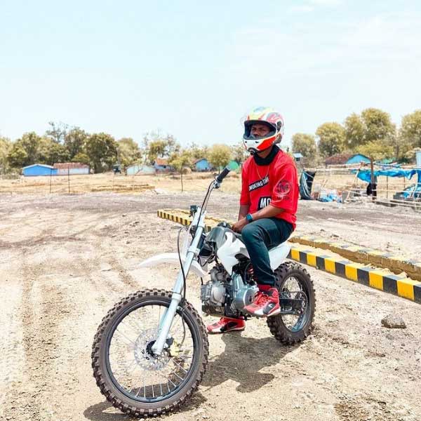 এত সমালোচনার মুখে পড়েও সাওয়ান দমেননি। বরং সমাজমাধ্যম জুড়ে হাসির পাত্র হওয়া আখেরে ‘শাপে বর’ হয়েছিল তাঁর। প্রচুর মানুষ সাওয়ানের ভিডিয়ো দেখতে শুরু করেন। টিকটক করা শুরুর দেড়-দু’বছরের মধ্যেই জনপ্রিয় হয়ে ওঠেন তিনি। টিকটক থেকে টাকাও আয় করতে শুরু করেছিলেন সাওয়ান।