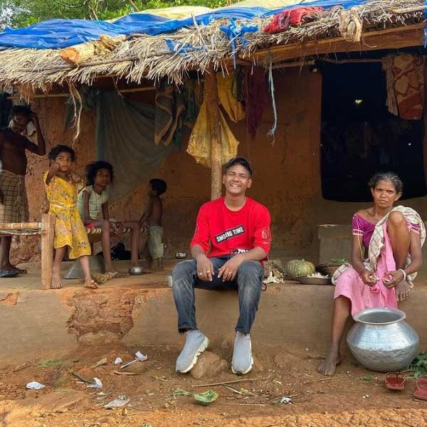 ইউটিউবে ছোট ভিডিয়ো তৈরি করে পোস্ট করার পাশাপাশি সাওয়ান জীবনধারা সংক্রান্ত বিভিন্ন বিষয় নিয়ে ব্লগিংও শুরু করেন।