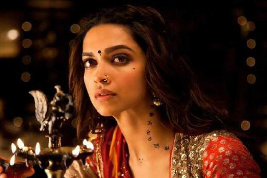 নিরুপায় সঞ্জয় ‘লীলা’ চরিত্রের জন্য প্রিয়ঙ্কা চোপড়াকে প্রস্তাব দেন। তিনি এই প্রস্তাবে রাজি না হলে দীপিকা পাড়ুকোনকে প্রস্তাব দেওয়ায় অভিনেত্রী রাজি হন। হাঁফ ছেড়ে বাঁচেন সঞ্জয়।