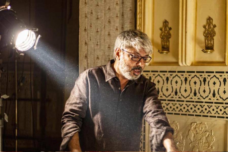 সঞ্জয় জানান, করিনা এক জন অপেশাদার অভিনেত্রী। অভিনেত্রীর জীবনে কোনও আদর্শ নেই। ‘‘আমি আমার ছবির জন্য রোমিও-জুলিয়েটের জুটি খুঁজছি। ‘লীলা’ চরিত্রটি জুলিয়েটের মতো। কোনও বিবাহিত অভিনেত্রী এই চরিত্রকে ভাল করে ফুটিয়ে তুলতে পারবেন না’’ বলেন পরিচালক।