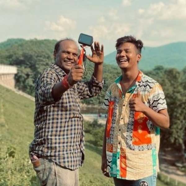 এখনকার সাওয়ানের সঙ্গে আগের সাওয়ানকে মেলানো কঠিন। আগে স্কুলের বা ছেঁড়াফাটা পোশাকে ভিডিয়ো করতে দেখা যেত সাওয়ানকে। তার থেকে এখন আকাশ-পাতাল পার্থক্য। এখন সাওয়ানকে দেখা যায় কেতাদুরস্ত পোশাকে। তাঁর এখন বাহারি চুল। চলন-বলনেও বেশ পরিবর্তন এসেছে তাঁর।