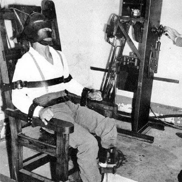 জর্জের পুরো নাম জর্জ জুনিস স্টিনি জুনিয়র। মাত্র ১৪ বছর বয়সে মৃত্যুদণ্ডের সাজা হয়েছিল তার। অনেকে বলেন, আমেরিকায় কৃষ্ণাঙ্গ মানুষের প্রতি বৈষম্য, নিপীড়নের চরম নিদর্শন হয়ে আছে জর্জের কাহিনি।