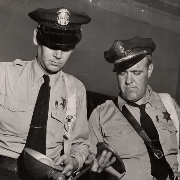 পুলিশের তালিকায় কোনও সন্দেহভাজন ছিলেন না। এ দিকে উপর মহল থেকে দ্রুত খুনের কিনারা করার চাপ ছিল তাদের উপর। ফলে জর্জ আর জনিকে জিজ্ঞাসাবাদের জন্য তুলে নিয়ে যায় পুলিশ, তাদের বাবা-মাকে কিছু না জানিয়েই। 