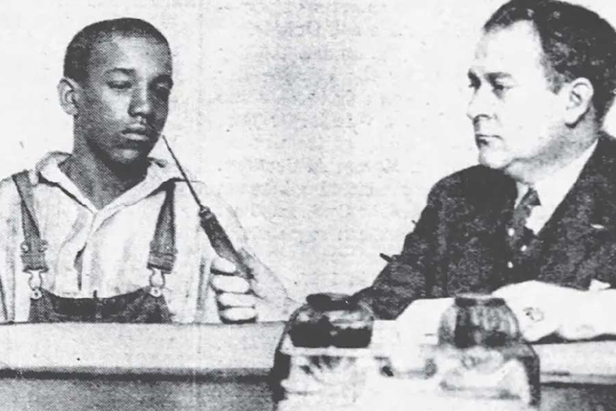 যে পুলিশ কর্তা খুনি সন্দেহে দুই ভাইকে রাস্তা থেকে তুলে নিয়ে গিয়েছিলেন, তাঁর নাম এইচএস নিউম্যান। জর্জের দাদাকে কিছু দিন পর ছেড়ে দেওয়া হয়। ধরে রাখা হয় ১৪ বছরের কিশোরকে। 