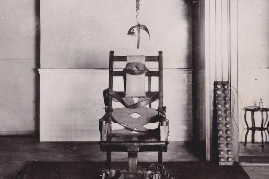 নিয়ম অনুযায়ী, যে কোনও অপ্রাপ্তবয়স্ক অভিযুক্তের বিচার প্রক্রিয়া চলার সময় তার সঙ্গে অভিভাবক থাকা আবশ্যিক। জর্জের ক্ষেত্রে সেই নিয়ম মানা হয়নি। বিচারে সে দোষী সাব্যস্ত হয়। 