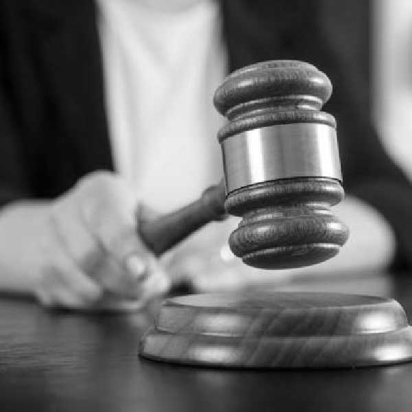 যাঁরা এই বিচারব্যবস্থার মাথায় ছিলেন, তাঁরা সকলেই তথাকথিত সাদা চামড়ার মানুষ। বিচারে বর্ণবৈষম্যই তাঁদের চালিত করেছিল বলে অভিযোগ। সে সময় আমেরিকায় কোনও কালো চামড়ার মানুষ বিচারব্যবস্থার সঙ্গে যুক্ত হতেই পারতেন না। কোর্টরুমেও প্রবেশাধিকার ছিল না তাঁদের। 