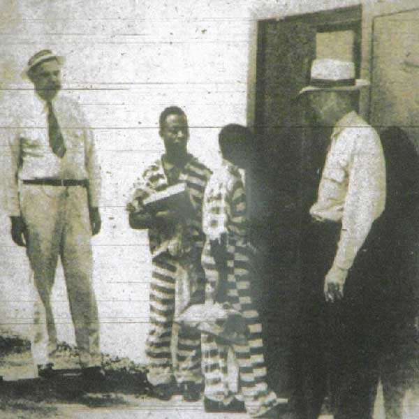 জর্জের বাবা-মা শেষ বারের মতো ছেলের সামনে এসেছিলেন। কেঁদে ফেলেছিল কিশোর। তার কান্না ঢাকতে মাথায় চাপিয়ে দেওয়া হয়েছিল ভারী ব্যাগ। 