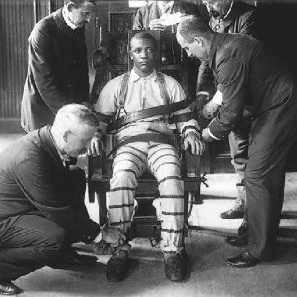 আট মিনিট ধরে বিদ্যুৎস্পৃষ্ট হয়েছিল জর্জ। চেয়ারে বাঁধা অবস্থায় ছটফট করেছিল। কেউ কেউ বলেন, তার যন্ত্রণা সহ্য করতে না পেরে এক অফিসার সময়ের আগেই ছেলেটির মাথায় গুলি করেছিলেন। 