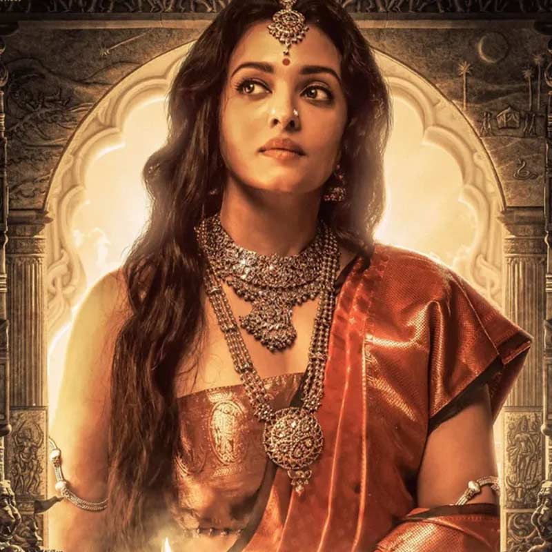 তবে, দর্শক মুখিয়ে আছেন বচ্চন-বধূ ঐশ্বর্যাকে এত দিন পর বড় পর্দায় দেখবেন বলে। দীর্ঘ চার বছর পর বড় পর্দায় ফিরছেন অভিনেত্রী। তা ছাড়াও বহু দিন পর মণিরত্নম-ঐশ্বর্যা জুটিকে একসঙ্গে কাজ করতে দেখা যাবে এই ছবিতে। দ্বৈত চরিত্রে ঐশ্বর্যার অভিনয় দেখার জন্য সকলেই উৎসুক।