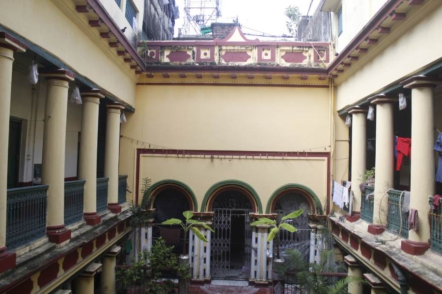 গিরিশ পার্কের কেরোসিন ব্যবসায়ী কৃষ্ণদাস কুণ্ডু ও তাঁর স্ত্রী রজমুনি দাসী ১২৭৬ বঙ্গাব্দে মায়ের স্বপ্নাদেশ পান।