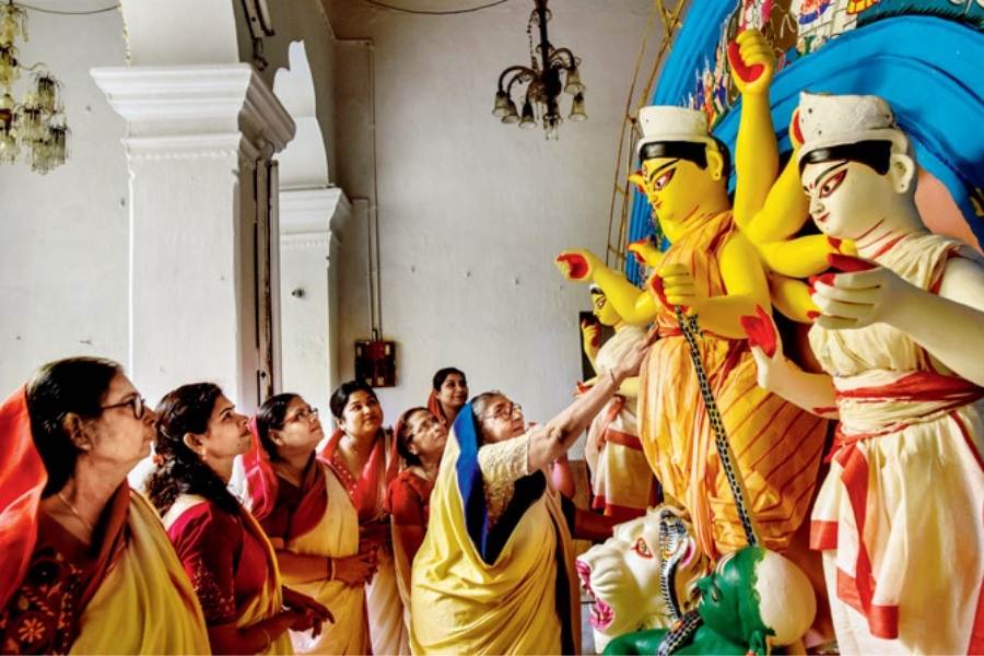 দেড়শো বছরেরও বেশি সময় ধরে চলে আসা এই পুজোয় প্রতিমা এক চালার। সিংহবাহিনী মাকে মহালয়ায় লাল পাড় সাদা শাড়ি পরিয়ে গঙ্গাজল দিয়ে বরণ করে কুণ্ডু বাড়িতে নিয়ে আসা হয়।  