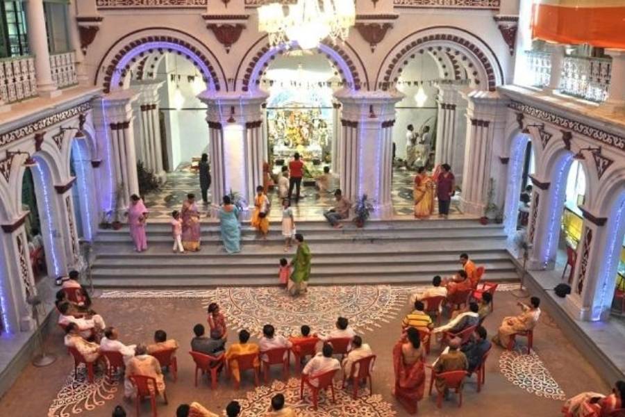 তার পরেই ৬ নং পিয়ারী মোহন পাল লেনের তিন খিলান বিশিষ্ট চণ্ডীমণ্ডপ ও ঠাকুরদালান কিনে মায়ের আরাধনা শুরু করেন।