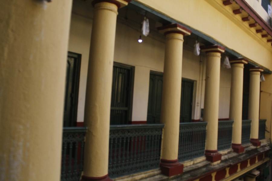 রথের দিন কাঠামো পুজো হয় এবং ঘট স্থাপিত হয় প্রতিপদে। বৃহৎ নন্দীকেশর মতে সাধিত দেবীর পুজো শুরু হয় প্রতিপদে, নবম্যাদি কল্পের মাধ্যমে।  