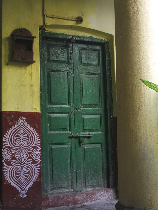 এই বাড়ির পুজোর অন্যতম বৈশিষ্ট্য হল- ষষ্ঠীর দিন পাটের দড়ি দিয়ে দেওয়ালে টাঙিয়ে রাখা আংটার সঙ্গে মায়ের মূর্তি বেঁধে রাখা হয়। উদ্দেশ্য মা যাতে চলে না যান।   