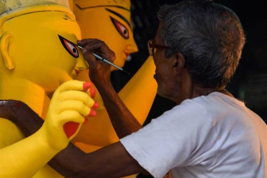 আগে বাড়িতে এসে মূর্তি গড়তেন শিল্পী। তবে বর্তমানে তা না হওয়ায় ষষ্ঠীর দিন কাঠামো পুজোর গরান কাঠটি মায়ের মূর্তির সঙ্গে বেঁধে দিয়ে দক্ষিণ পদ হিসেবে পুজো করা হয়।   