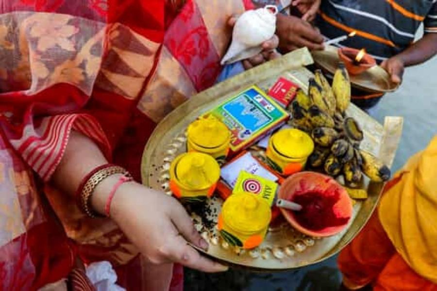 অষ্টমীতে এয়োস্ত্রীরা আলতা পরিয়ে সধবা পুজো করে থাকেন। আর দশমীতে বরণ শেষে কনকাঞ্জলি দিয়ে দেবীশক্তিকে কন্যারূপে আরাধনা করা হয়।   