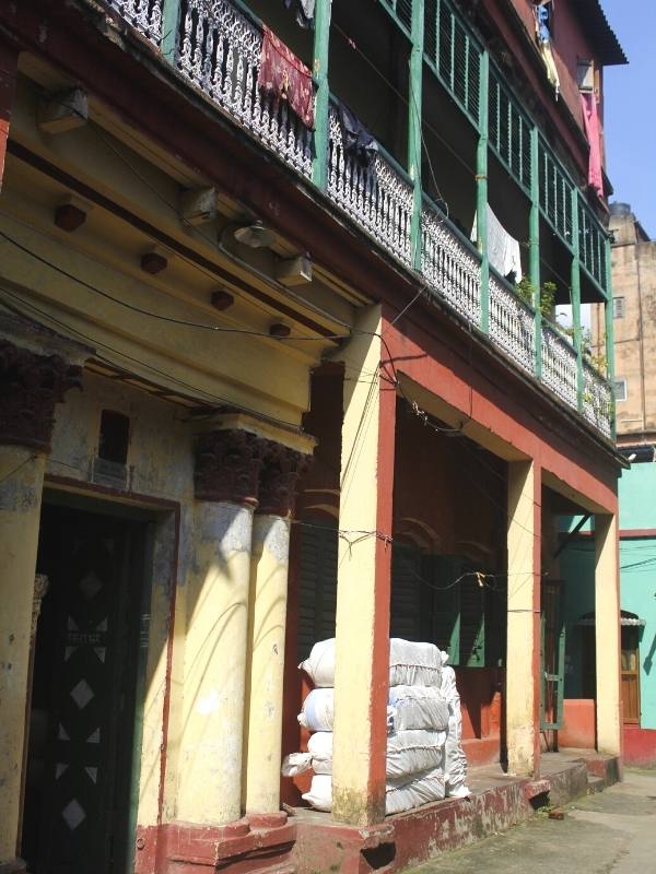 আগে দশমীতে শালকাঠে বসিয়ে বিহারী বাহকের কাঁধে দেবীকে শ্বশুরবাড়ি পাঠানো হত। যদিও এখন বাহকের অভাবে গাড়িতে করেই প্রতিমা নিরঞ্জনে যায়। 