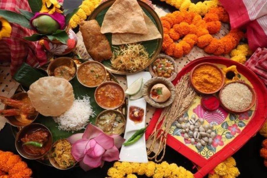 পুজোর ভোগের অন্যতম বিশেষত্ব হল নবমীতে মোচা ও মধু সহযোগে ভোগ নিবেদন। এ ছাড়াও রয়েছে অন্যান্য ভোগ। 