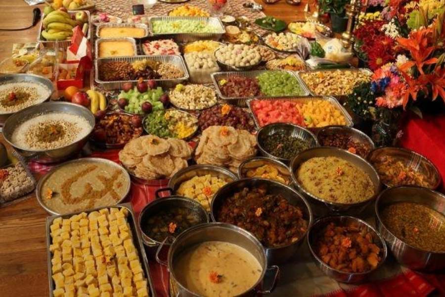 পঞ্চমী থেকে দশমী পর্যন্ত লুচি, বিভিন্ন ভাজা, ফল, মিষ্টি সহযোগে মায়ের ভোগ দেওয়া হয়। এই বাড়িতে অন্ন ভোগের রীতি নেই।