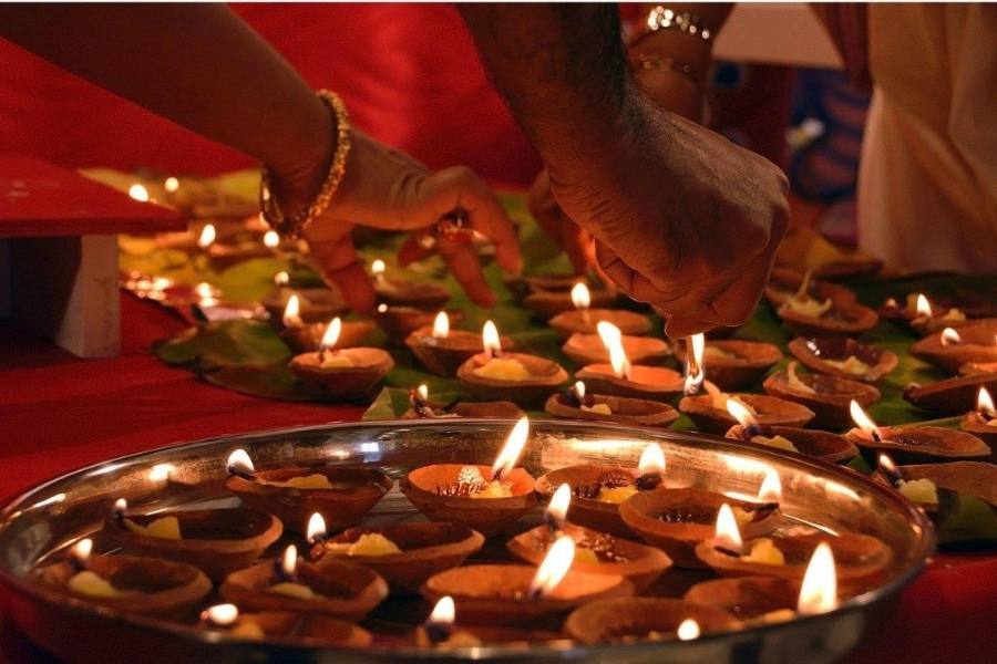 অষ্টমীতে সন্ধি পুজোয় ৪০ কেজি চালের উপর দেড় কেজি নাড়ুর মুন্ডি করে ও তার চারপাশে বিভিন্ন রকমের ফল সাজিয়ে মাকে নৈবেদ্য উৎসর্গ করা হয়ে থাকে।