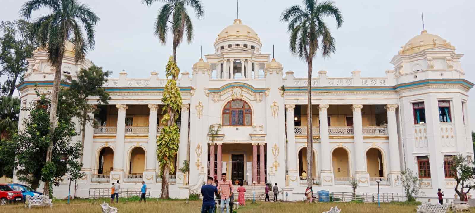 পূর্ব মেদিনীপুরের মহিষাদল রাজবাড়ির দুর্গাপুজোর বয়স প্রায় আড়াইশো বছর।