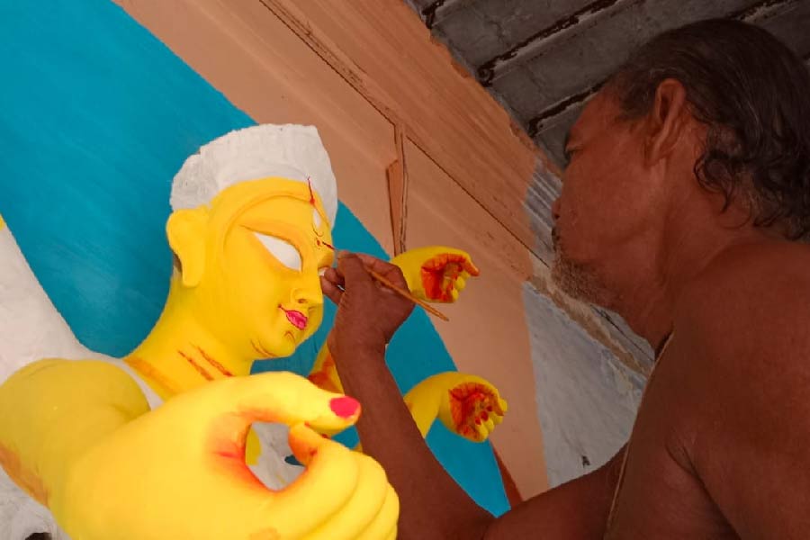 মহিষাদল রাজবাড়ির পুজো হয় বৈষ্ণব মতে।